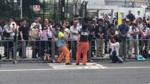 スタントマンによる交通事故の再現と警察による歩行者襲撃事件の再現